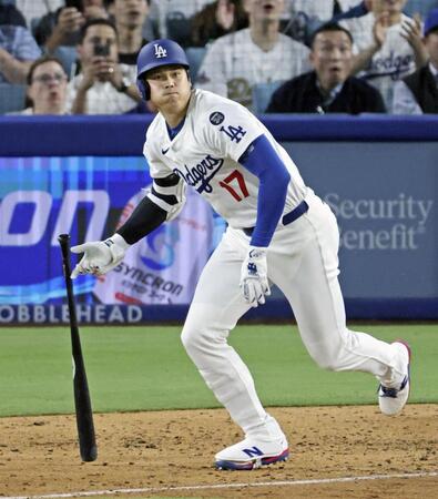 　８回、二塁打を放つ大谷（共同）