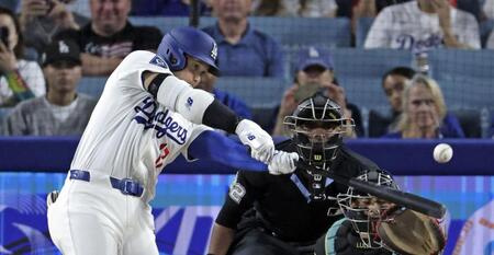 　８回、二塁打を放つ大谷（共同）