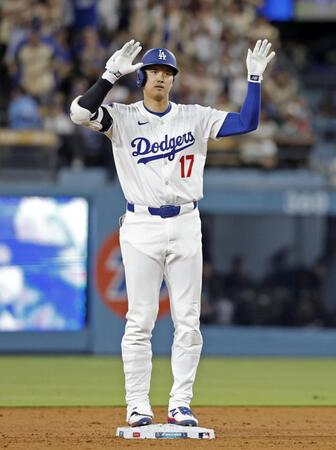 　８回、二塁打を放ちポーズをとる大谷（共同）