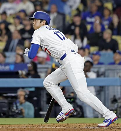 　８回、二塁打を放つ大谷（共同）