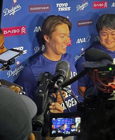 　試合後、取材に応じる山本（共同）