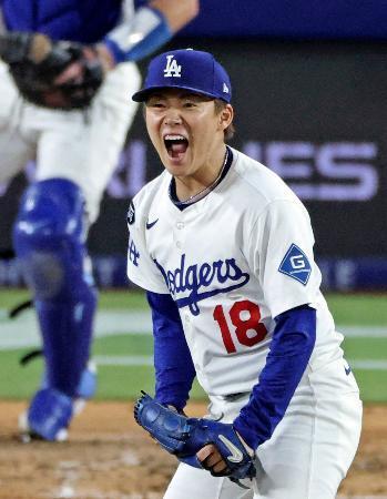 　ダイヤモンドバックス戦の７回、スミスを空振り三振に仕留め、雄たけびを上げるドジャース・山本＝ロサンゼルス（共同）