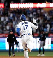 　６回、１７号ソロを放ち二塁に向かうドジャース・大谷