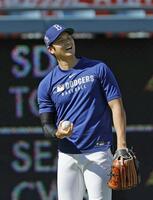 　練習中、笑顔を見せる大谷（共同）