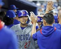 　６回、２ランを放ち、チームメートに迎えられる鈴木（共同）