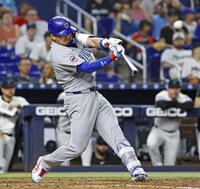 　６回、この回２度目の打席で12号２ランを放つ鈴木（共同）