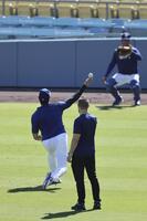 　いろいろな球種でキャッチボールする大谷（手前左）＝共同