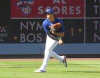 試合前のフィールドで術後初めて全球種を投げた大谷（撮影・小林信行）