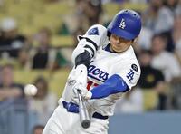 　８回、二塁打を放つ大谷（共同）