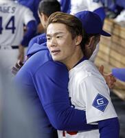　先発し、７回無失点で投げ終えカーショーにハグされる山本（共同）