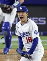 　７回、スミスを空振り三振に仕留め、雄たけびを上げる山本（共同）