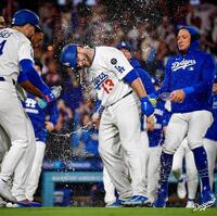 　サヨナラ犠飛を放ち、ナインから水をかけられるマンシー（中央）=ロサンゼルス・ドジャース提供