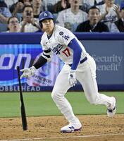 　８回、二塁打を放つ大谷（共同）