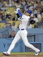 　８回、二塁打を放つ大谷（共同）