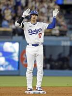 　８回、二塁打を放ちポーズをとる大谷（共同）