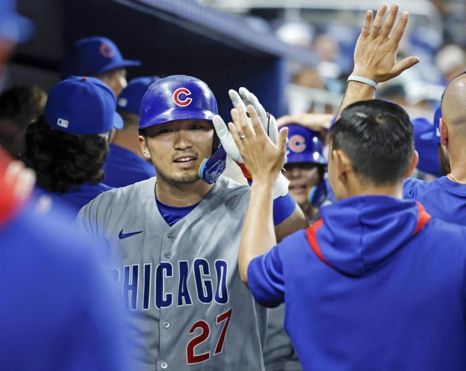 　６回、２ランを放ち、チームメートに迎えられる鈴木（共同）