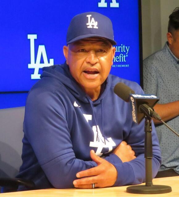 試合前の会見で質問に答えるロバーツ監督（撮影・小林信行）