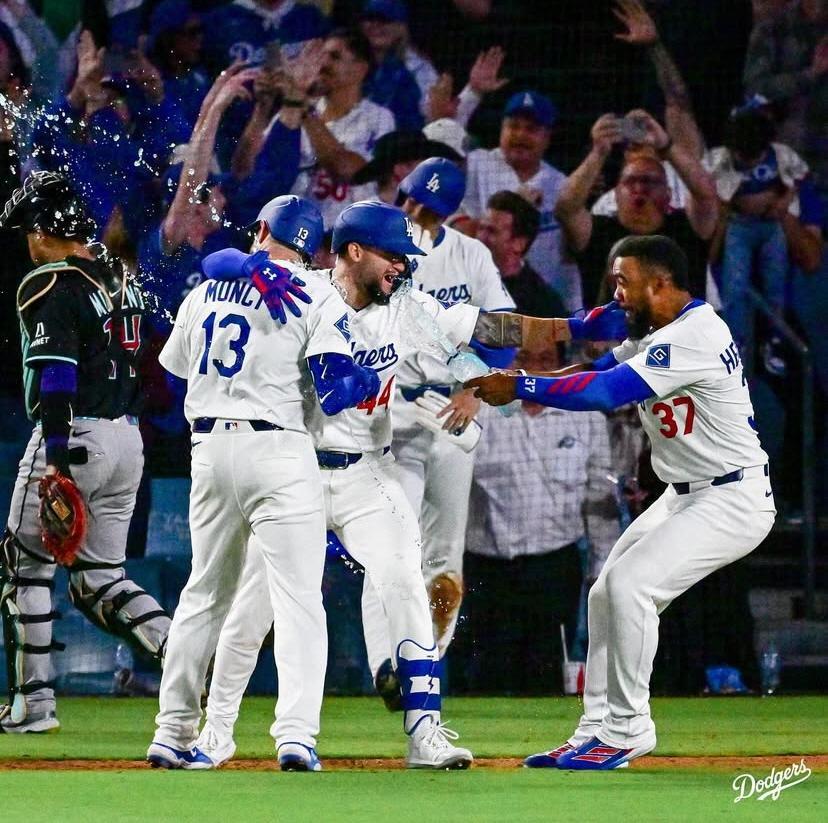 　サヨナラ勝ちで連敗を止め、喜ぶドジャースナイン（ロサンゼルス・ドジャース提供）