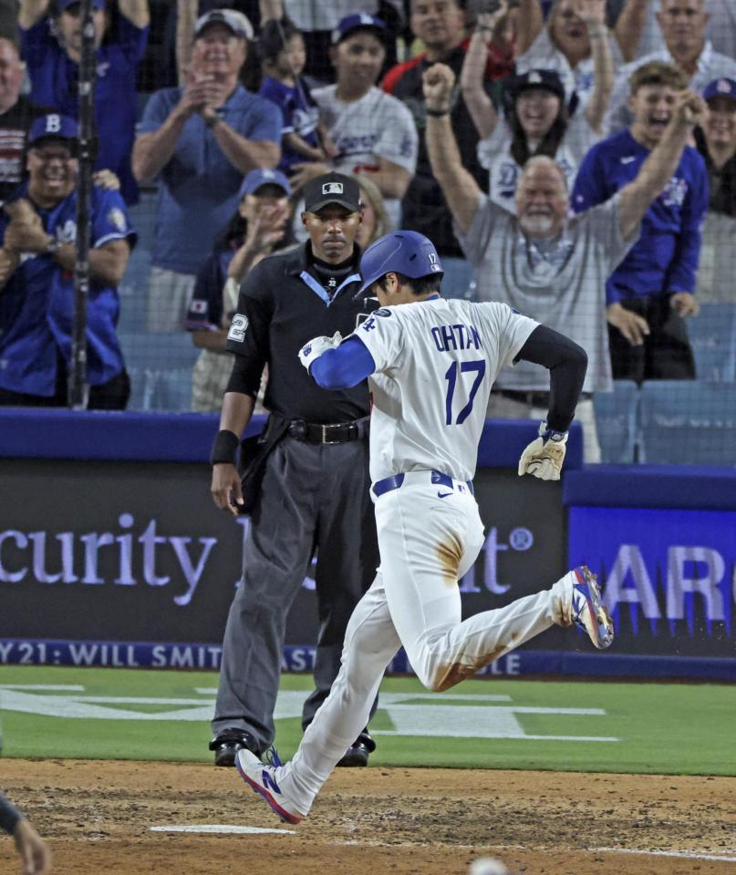 　１０回、マンシーの中犠飛でサヨナラの生還をする大谷（共同）