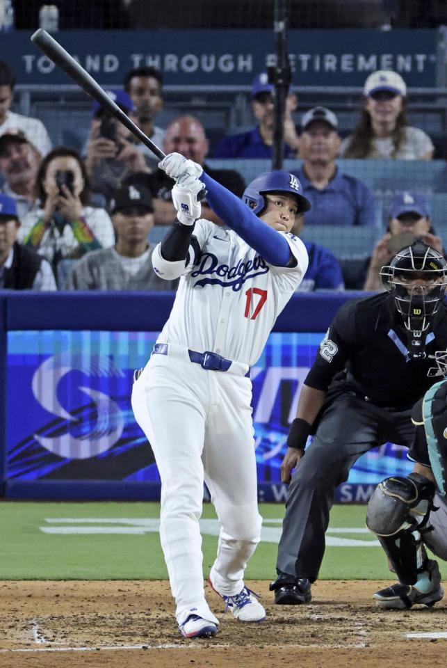 　８回、二塁打を放つ大谷（共同）