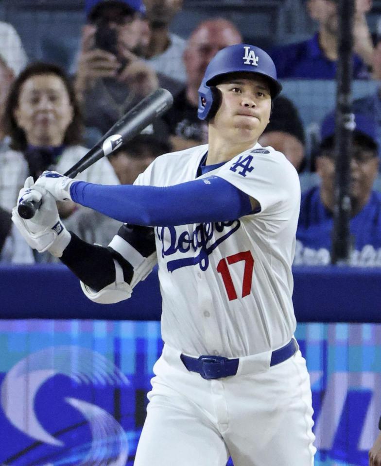 　８回、二塁打を放つ大谷（共同）