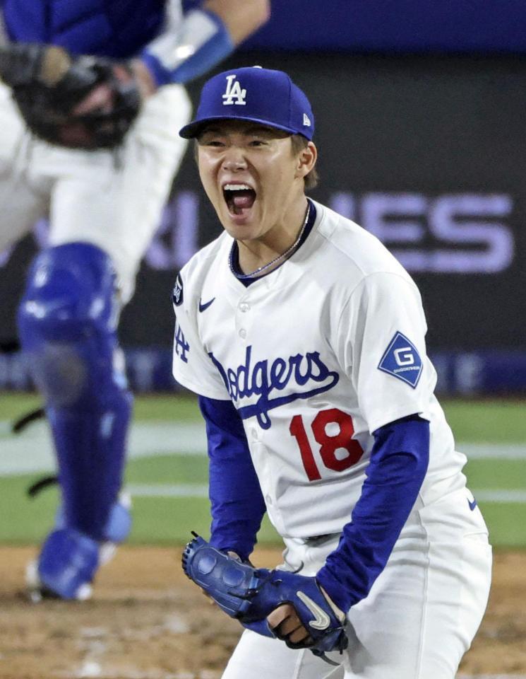 　７回、スミスを空振り三振に仕留め、雄たけびを上げる山本（共同）