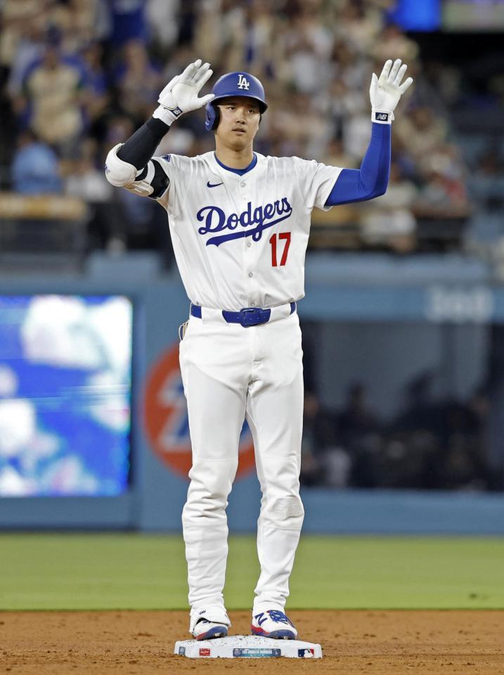 　８回、二塁打を放ちポーズをとる大谷（共同）