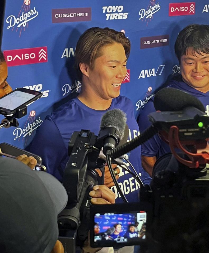 　試合後、取材に応じる山本（共同）