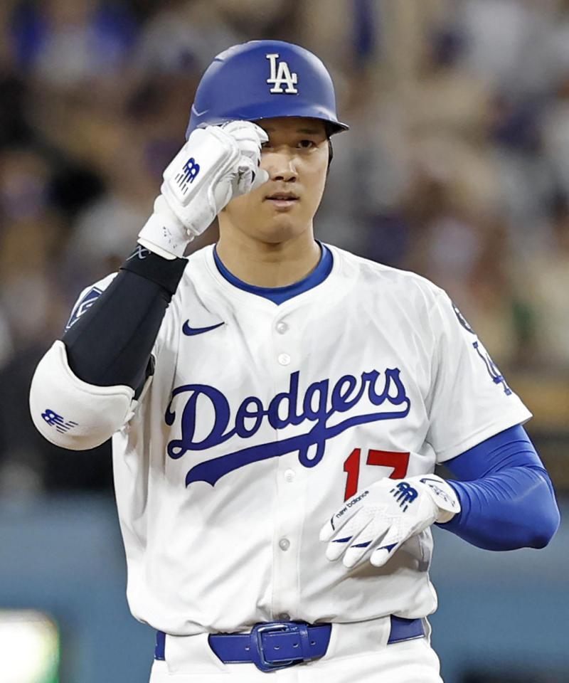 　８回、二塁打を放ちポーズをとる大谷（共同）