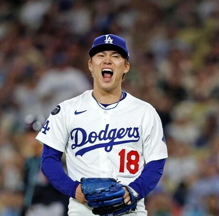 　７回、ピンチを切り抜け、雄たけびを上げるドジャース・山本（共同）