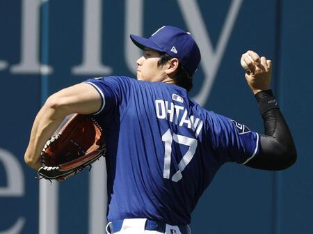　キャッチボールするドジャース・大谷（共同）