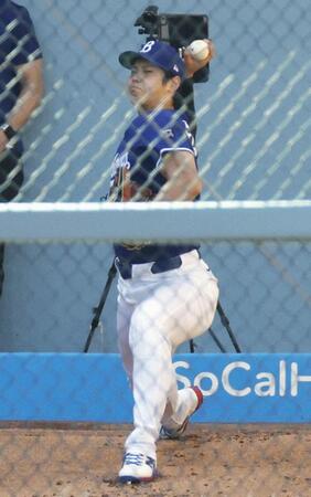 　ブルペンで投球するドジャース・大谷（共同）