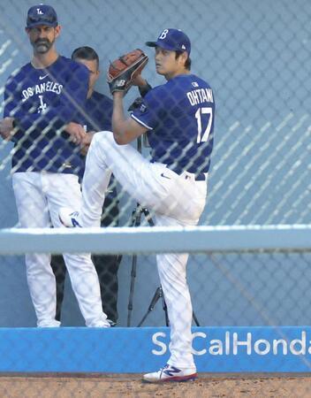 　ブルペンで投球するドジャース・大谷（共同）