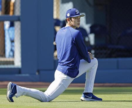 　トレーニングするドジャース・佐々木（共同）