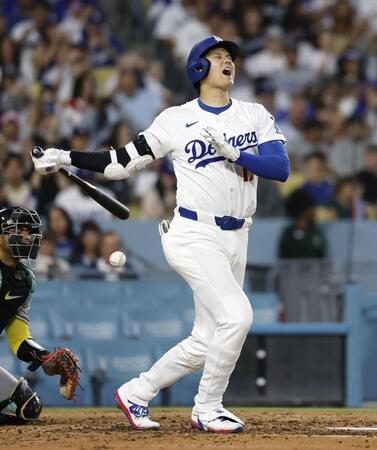 【写真】大谷翔平　珍しい自打球２発に苦悶の表情　右足を引きずりながらベンチへさがる