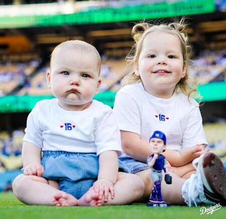 　スミスの長女・シャーロットちゃん（右）と次女・レイトンちゃん（ロサンゼルス・ドジャース提供）