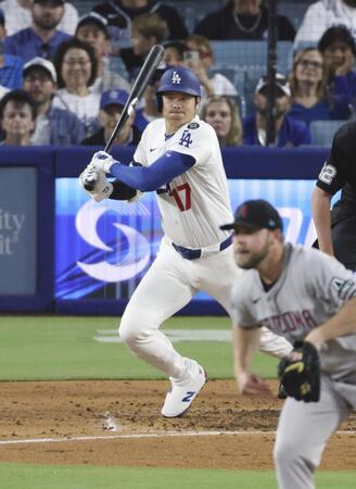 　ダイヤモンドバックス戦の４回、二ゴロに倒れたドジャース・大谷。投手バーンズ（共同）