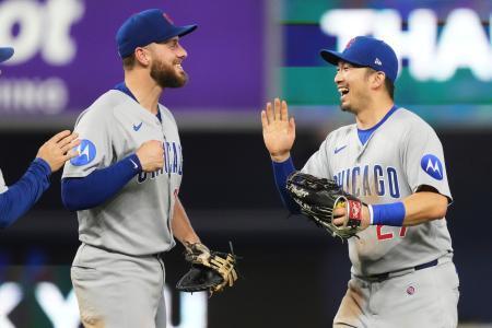 　マーリンズに勝利し、ブッシュ（左）と喜ぶカブスの鈴木＝マイアミ（ＡＰ＝共同）