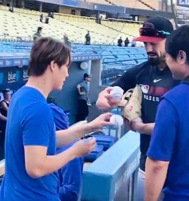 山本由伸の注目度を示した瞬間　メジャー２年目でチーム内外に与える存在感　フォームをマネして参考にする同僚も