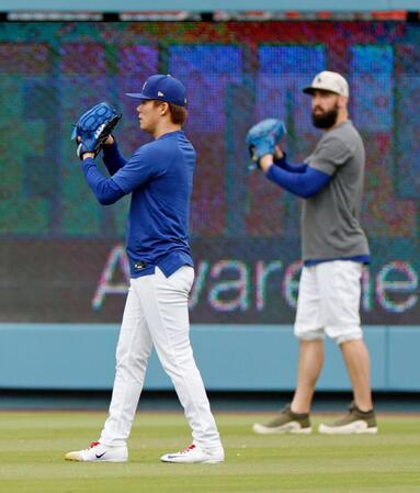 　キャッチボールするドジャース・山本（左）＝１７日（共同）