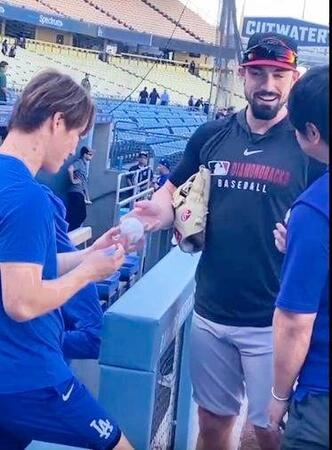 　山本にサインボールをもらい、笑みを浮かべるグリチャック（撮影・小林信行）