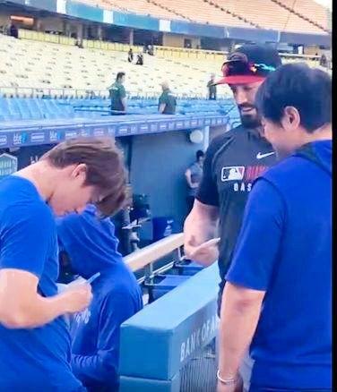 　グリチャックのサインの求めに応じる山本（撮影・小林信行）