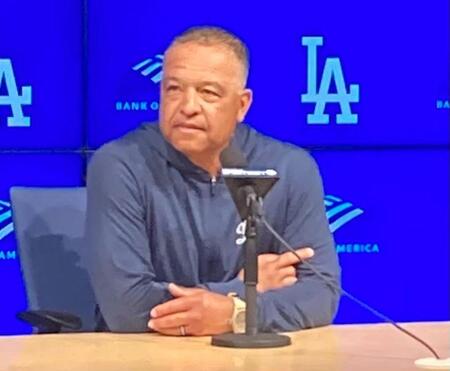 　取材に応じるロバーツ監督（撮影・小林信行）