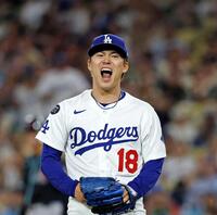 　７回、ピンチを切り抜け、雄たけびを上げるドジャース・山本（共同）
