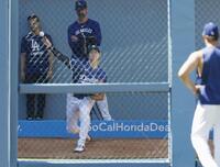 　ブルペンで投球するドジャース・大谷。手前はカーショー（共同）
