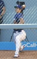 　ブルペンで投球するドジャース・大谷（共同）