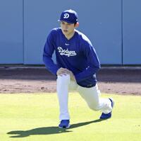 　ウオーミングアップするドジャース・佐々木（共同）