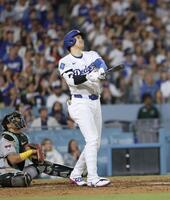 　ダイヤモンドバックス戦の６回、右飛に倒れたドジャース・大谷（共同）