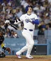 　ダイヤモンドバックス戦の４回、自打球に声を上げるドジャース・大谷（共同）