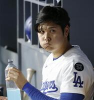 　ダイヤモンドバックス戦の８回、空振り三振に倒れ、ベンチで給水するドジャース・大谷（共同）